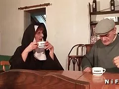 السياح الشباب الجنس في شلال في الجبال سكسي مساج فرنسي