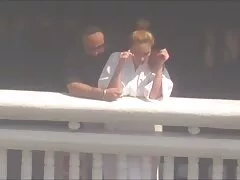 فتاة في حالة سكر يقف مسلسل فرنسي سكسي أمام الكاميرا