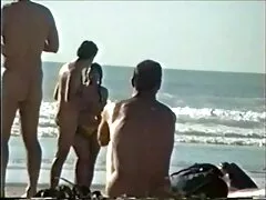رجل عجوز يلفت الانتباه سكسي فرنسي بنات إلى سكانها في الحمام